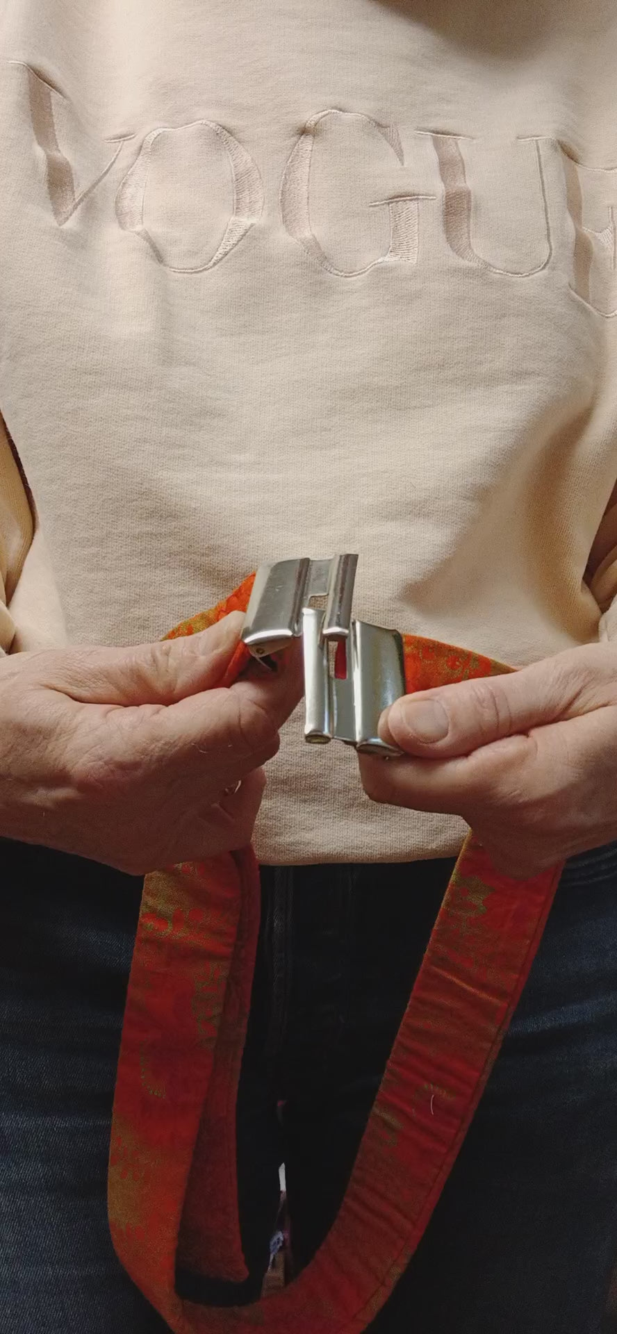 ich zeige wie ich den gürtel verschliesse und wie man ihn weiter und kürzer macht